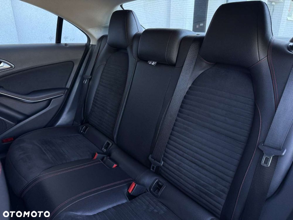 Mercedes-Benz CLA 200 7G-DCT AMG Line - 33
