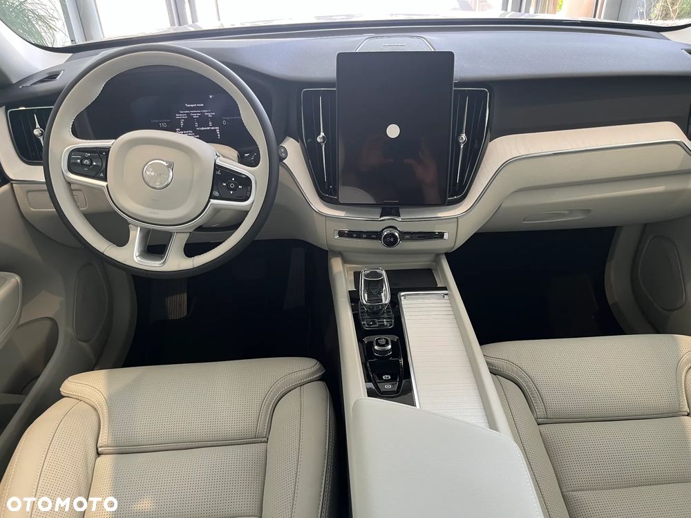 Volvo XC 60 T6 Plug-In Hybrid AWD Plus Dark - 8