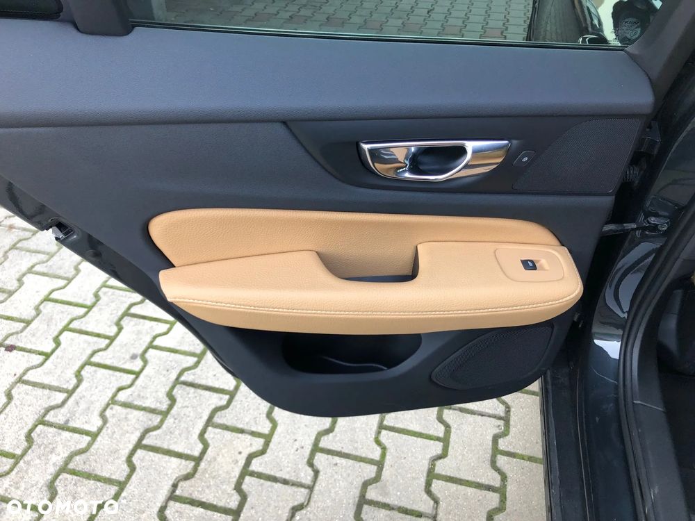 Volvo V60 T6 AWD Momentum Pro - 16