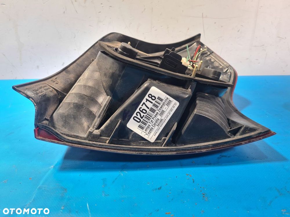 LAMPA TYŁ PRAWA TOYOTA COROLLA E120 - 1