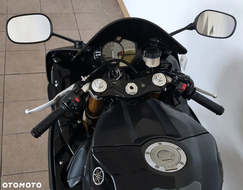 Yamaha R1 - 14