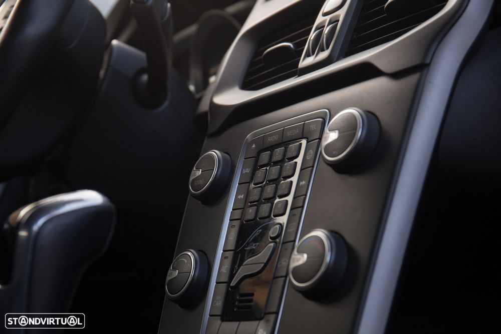 Volvo V40 2.0 D3 Momentum - 25