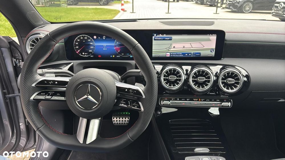 Mercedes-Benz CLA - 12