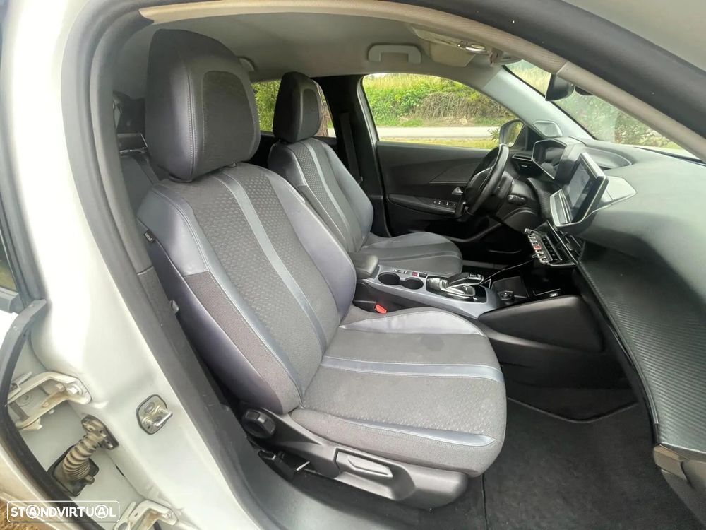 Peugeot e-2008 Allure - 27