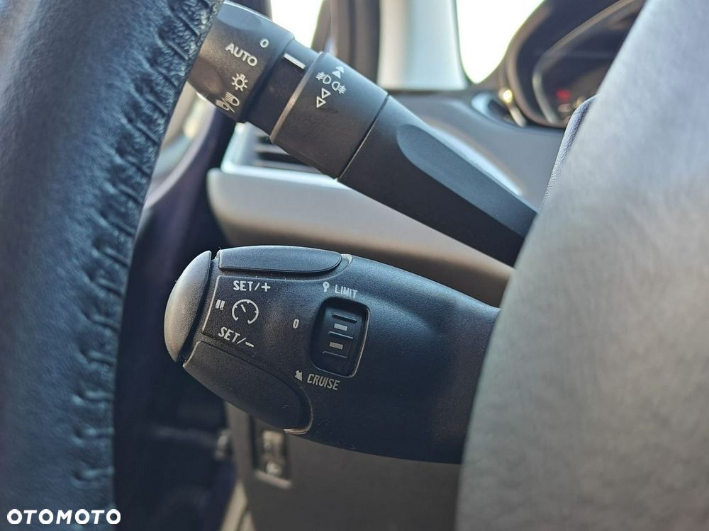 Peugeot 208 - 10