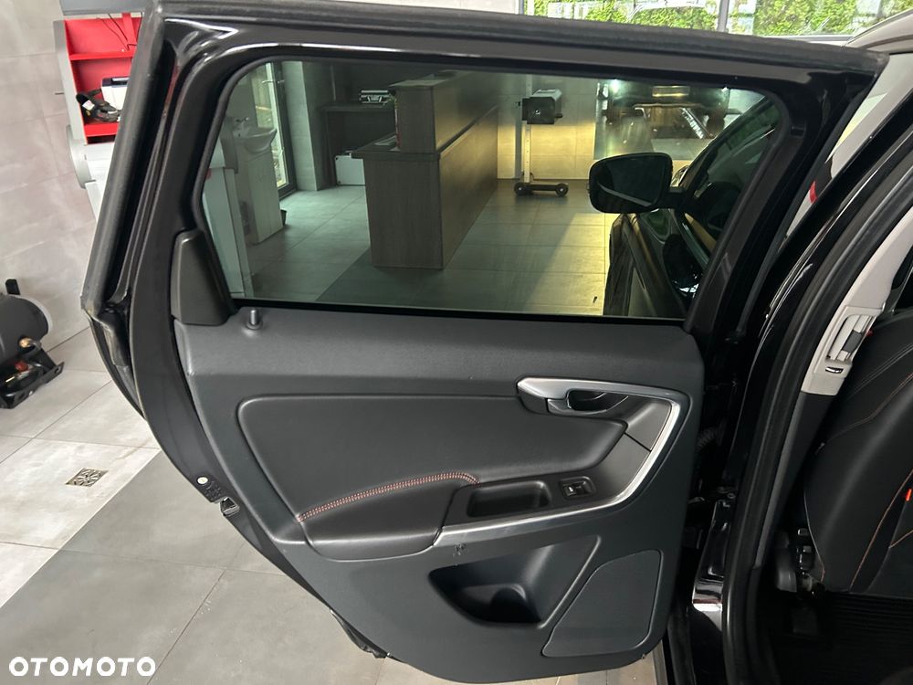 Volvo XC 60 D3 Drive-E R-Design Kinetic - 19