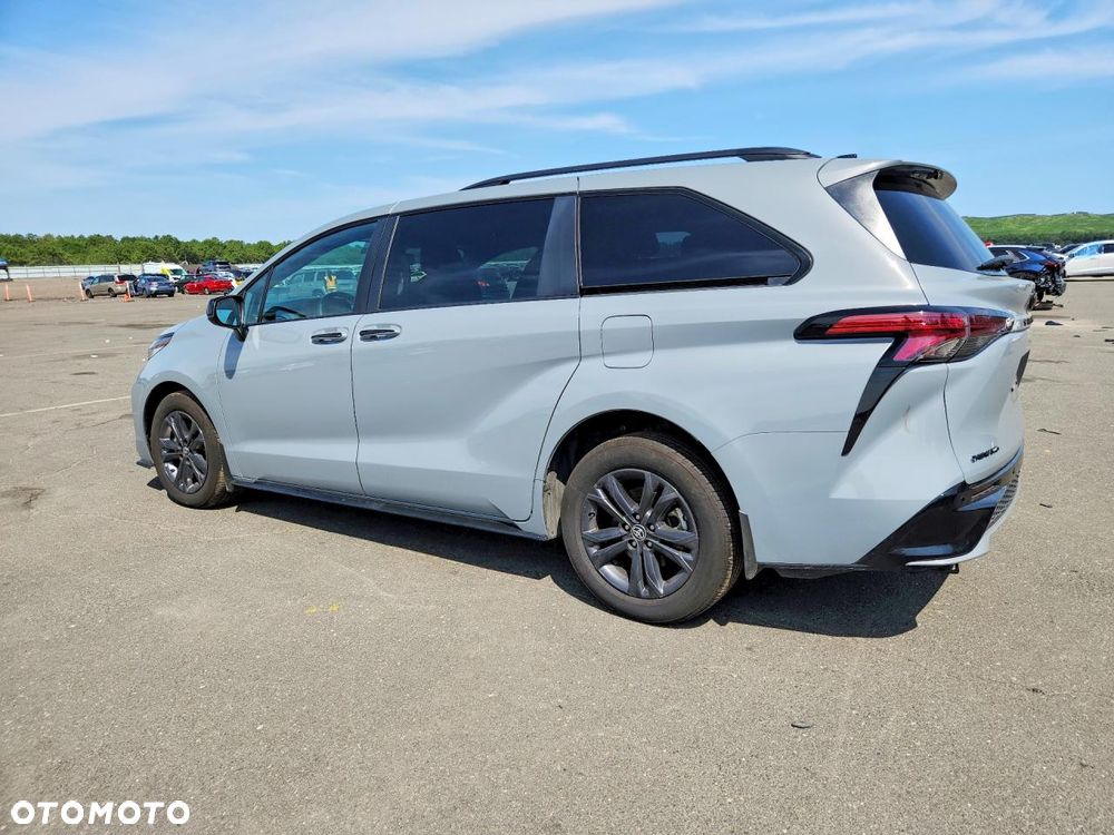 Toyota Sienna - 2