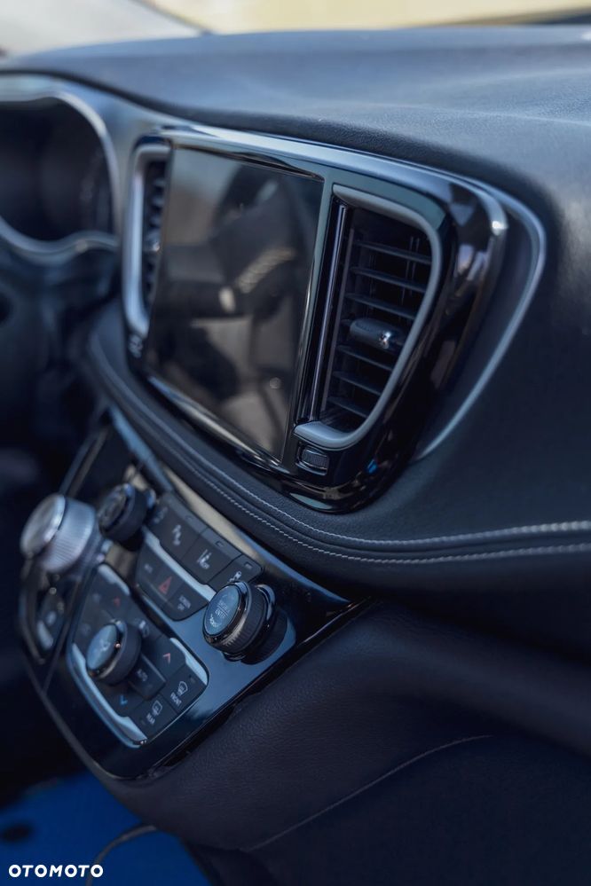 Chrysler Pacifica - 20