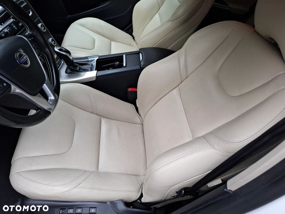 Volvo V60 D6 AWD Plug-in Hybrid Momentum - 4