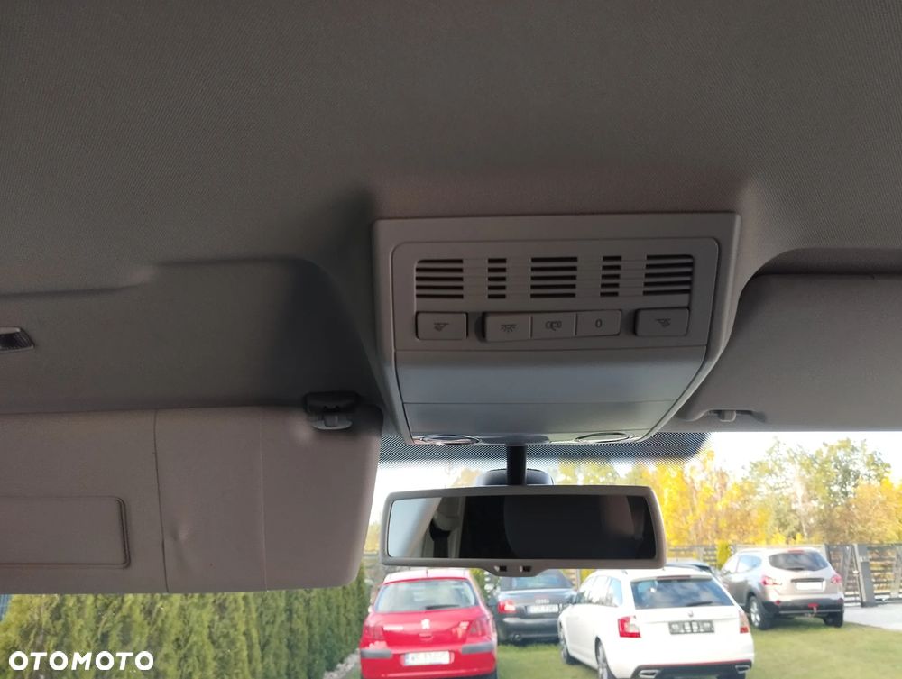 Volkswagen Caravelle - 10