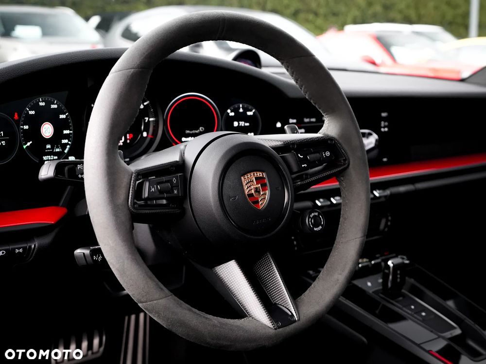 Porsche 911 Carrera GTS - 13