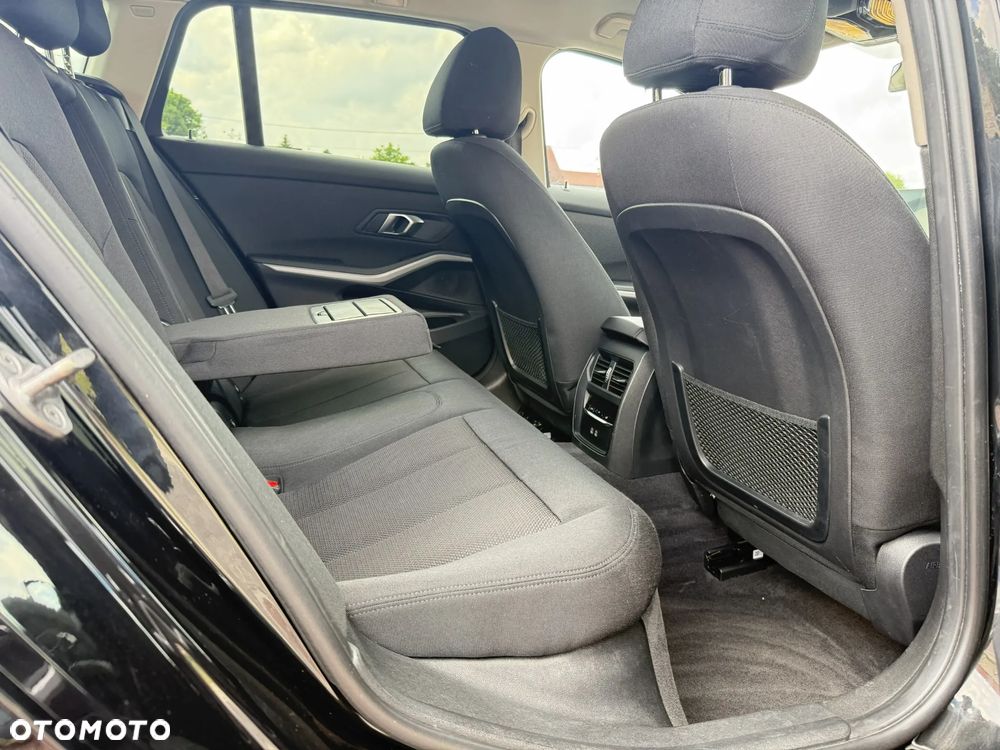 BMW Seria 3 318d mHEV - 24
