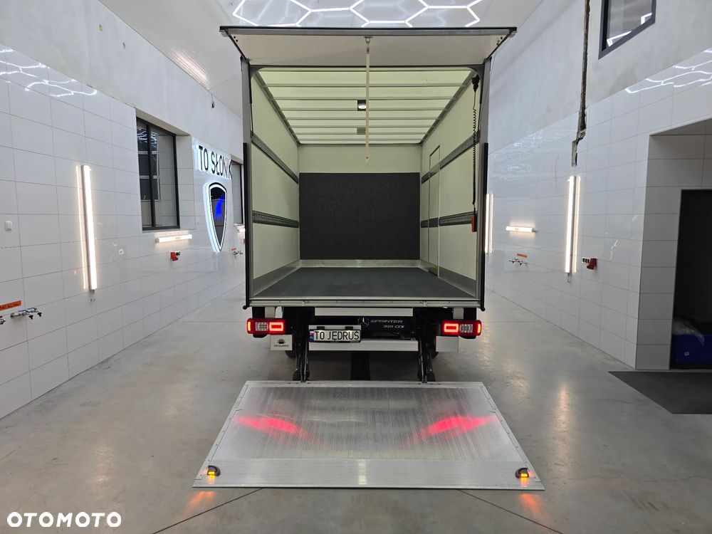 Mercedes-Benz SPRINTER 319 3.0 CDI KONTENER 4,28cmDługi 2,29cmSzero 2,24cmWysok + WINDA 750Kg 42Tyś km SERWIS DO OSTATNIEGO Km ASO MERCEDES-BENZ SALON PL STAN NOWY NOWY NOWY FABRYCZNA GWARANCJA - 13