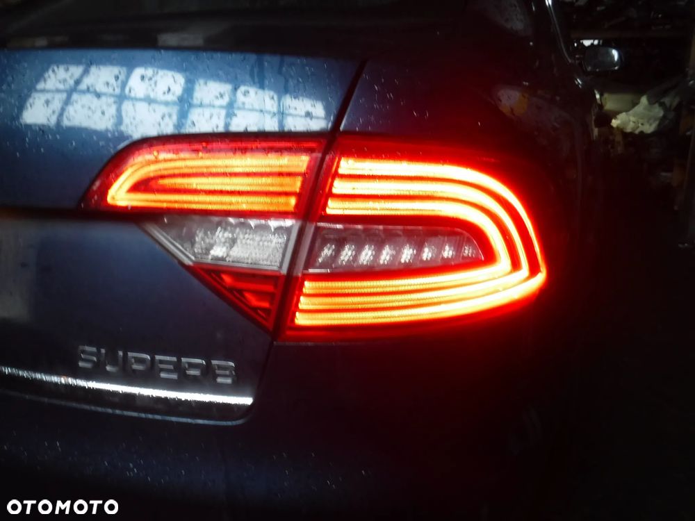 Skoda Superb II 2 lift  led sedan hb lampa prawa tyl  w blotnik 3T5945096A - 1