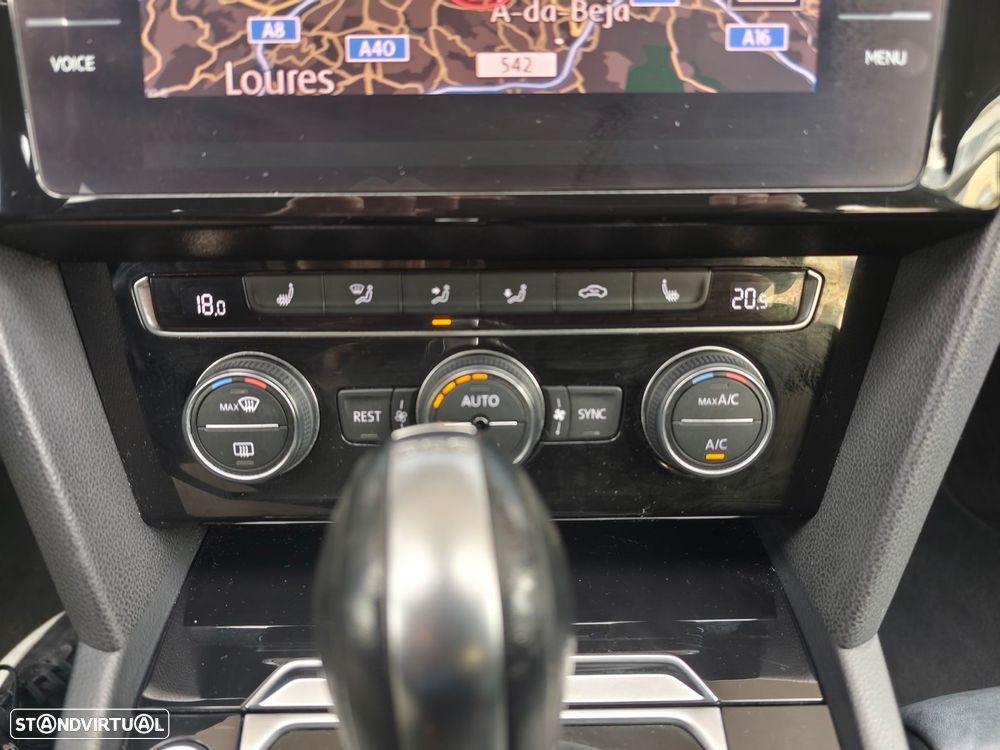 VW Passat Variant 2.0 TDi R-Line DSG - 30