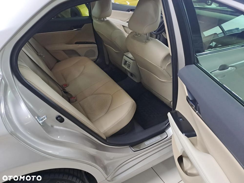 Toyota Camry 2.5 Hybrid Executive CVT - 26