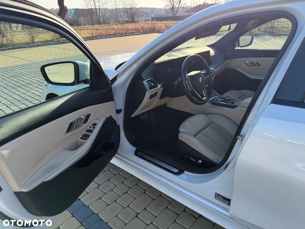 BMW Seria 3 330i xDrive Sport Line - 9