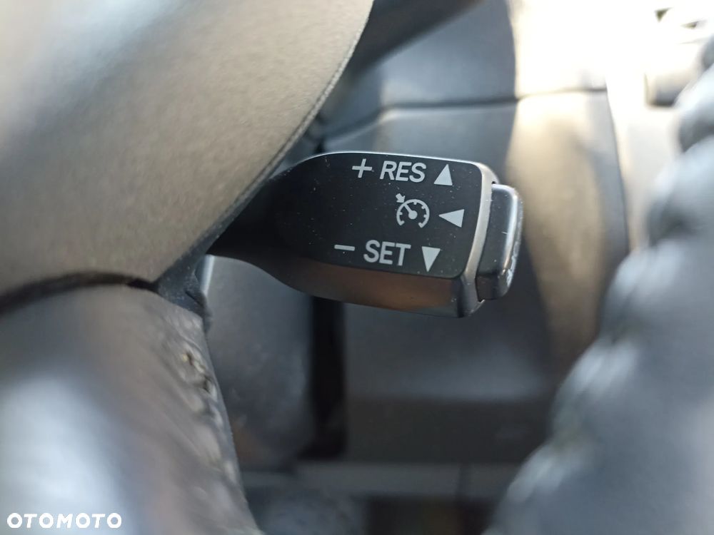 Toyota Prius (Hybrid) Executive - 26