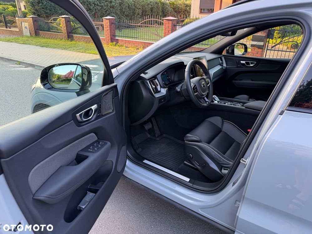 Volvo XC 60 B5 B AWD Plus Black Edition - 21