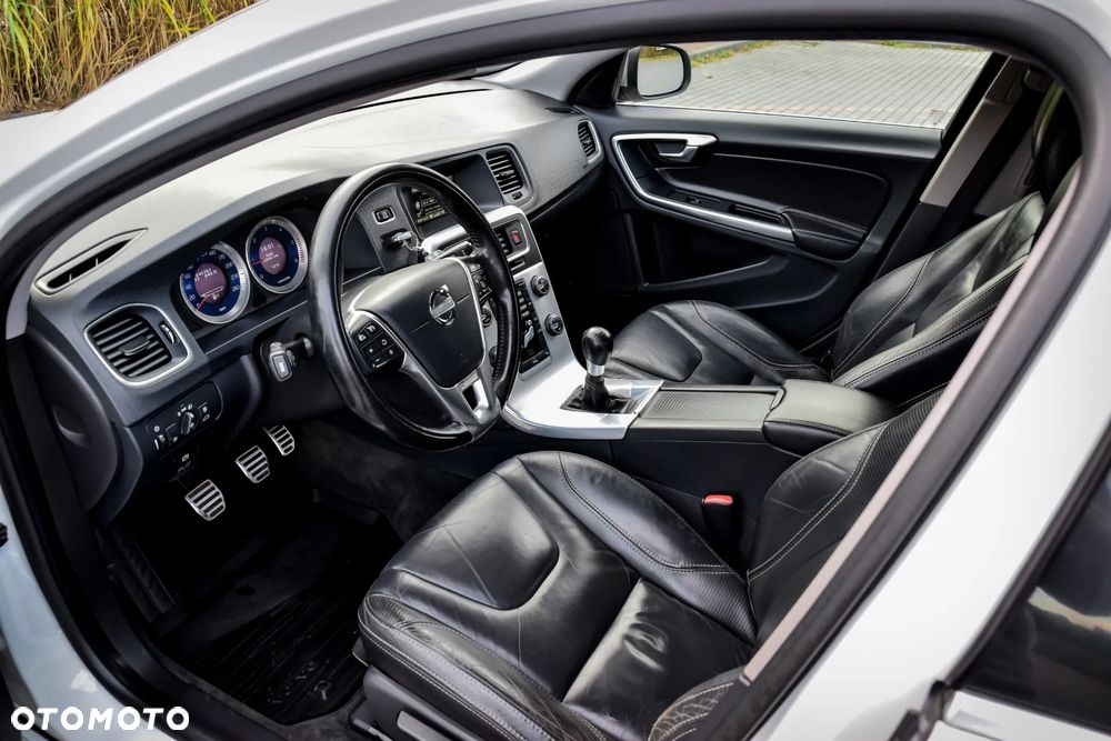 Volvo V60 D3 R-Design - 16