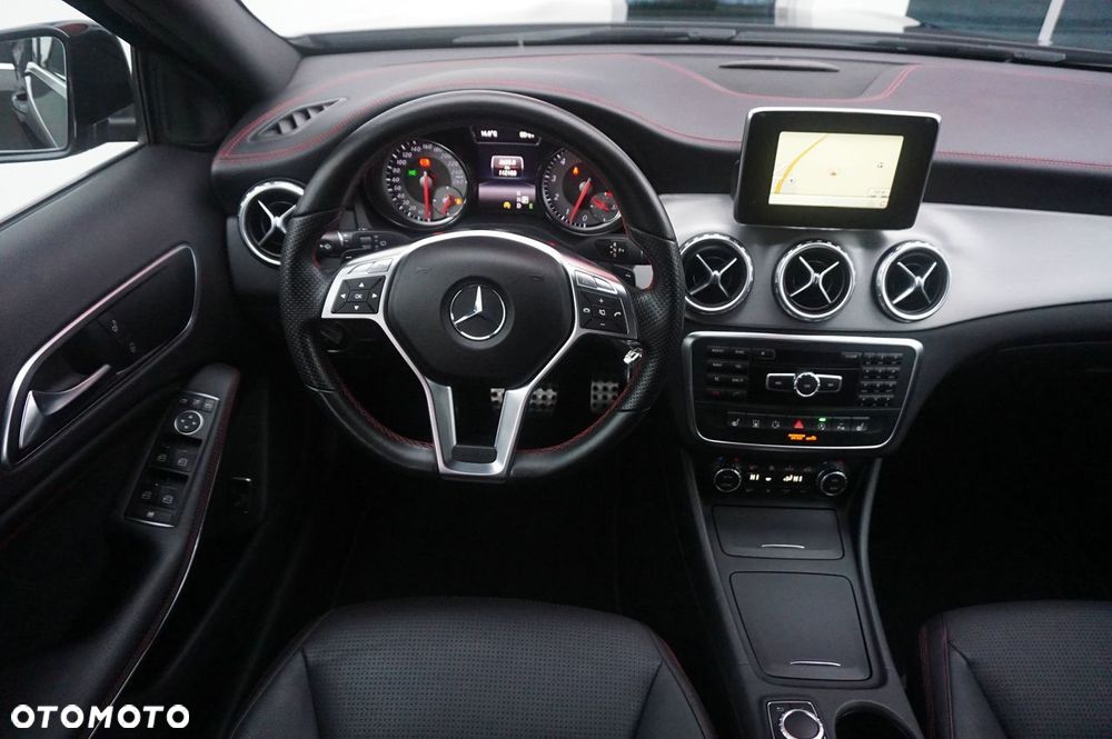 Mercedes-Benz GLA 200 7G-DCT AMG Line - 14