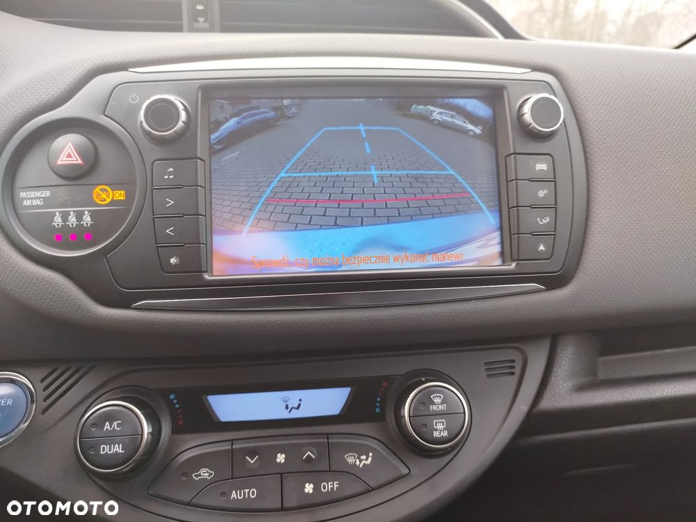 Toyota Yaris Hybrid 100 Premium - 11