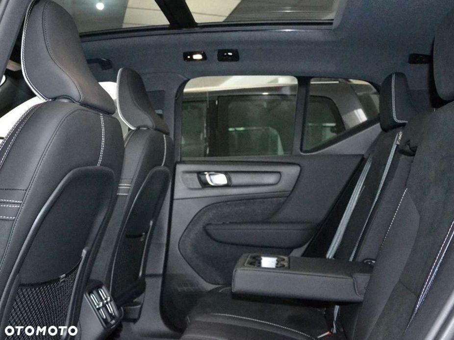 Volvo XC 40 B4 Ultra Black Edition - 16