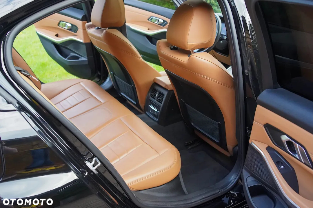 BMW Seria 3 330i xDrive Sport Line - 28