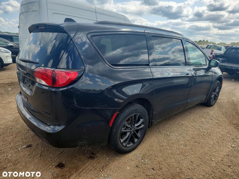Chrysler Pacifica - 4