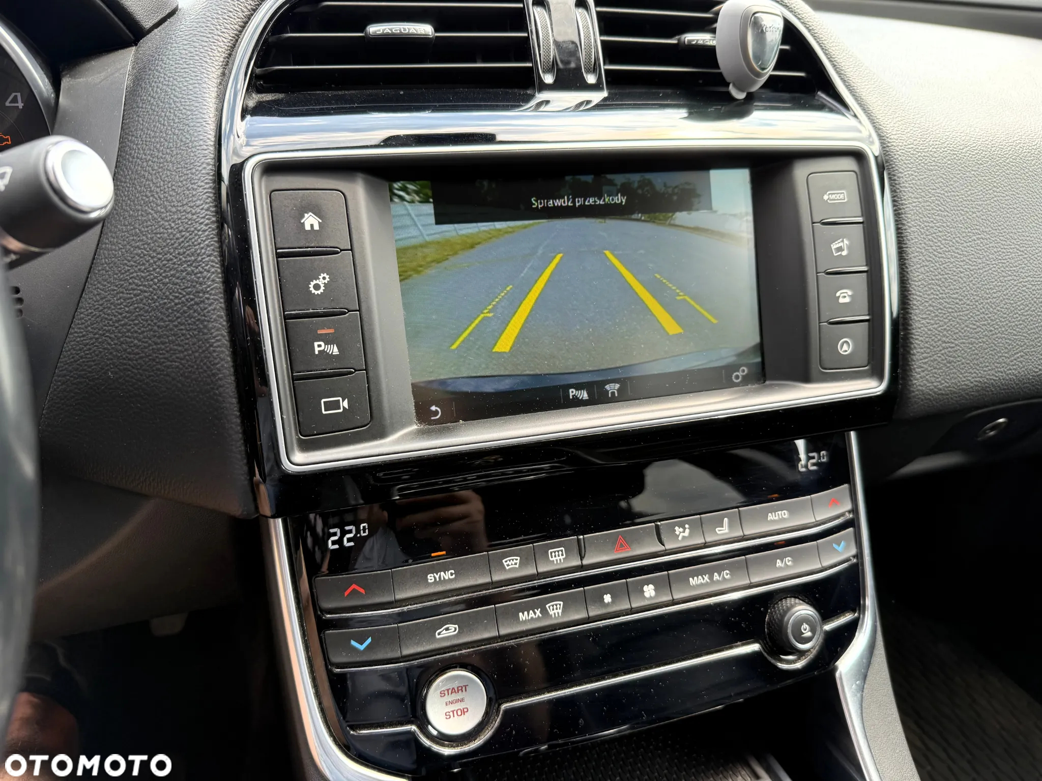 Jaguar XE 2.0 D Portfolio - 9