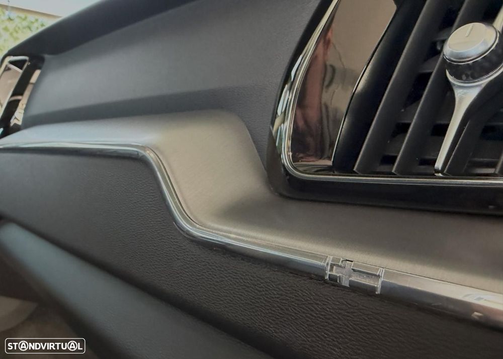 Volvo XC 60 2.0 T6 PHEV R-Design AWD - 29