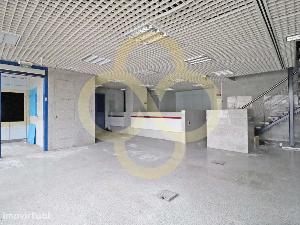 Loja na Reboleira em frente a estação CP com 2 pisos Amadora - Grande imagem: 3/21