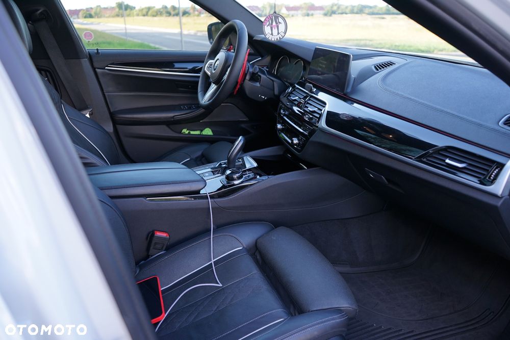 BMW Seria 5 M550i xDrive - 28