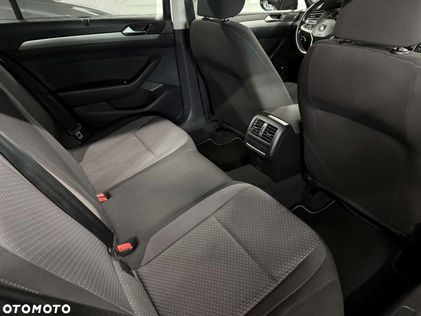 Volkswagen Passat - 33