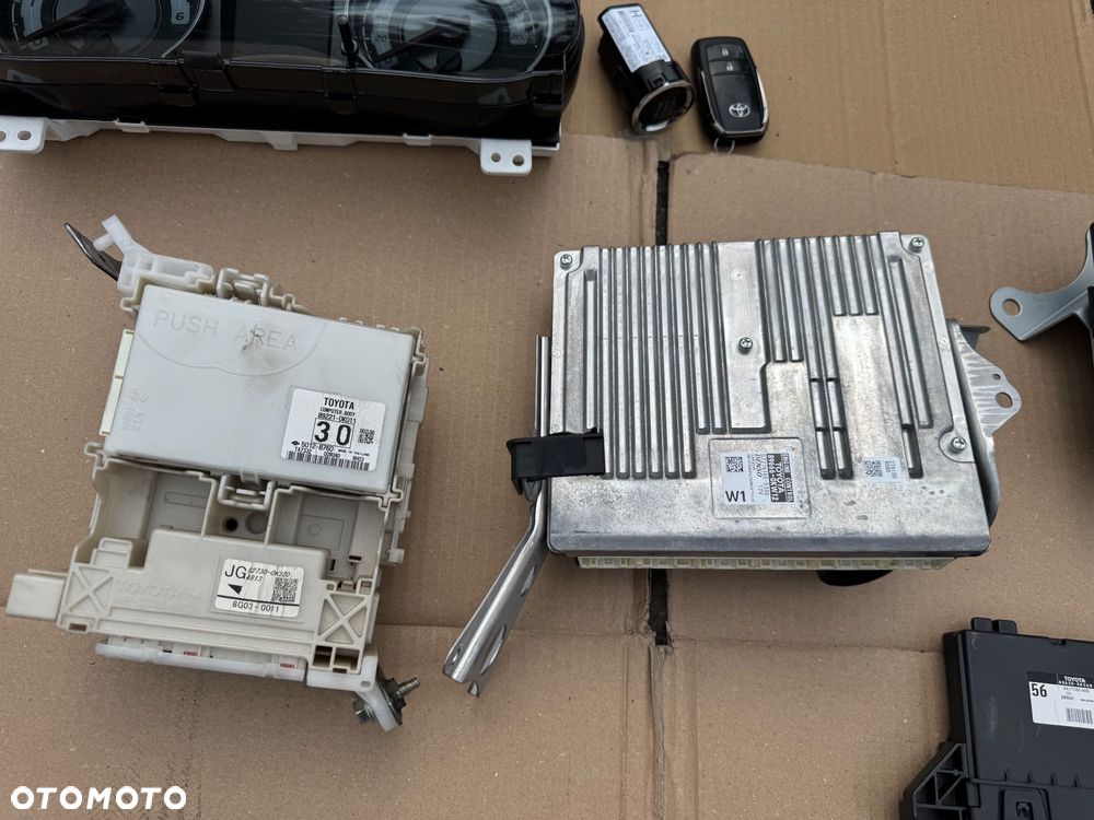 TOYOTA HILUX  a 8 VIII  LIFT CZĘŚCI kierownica z tempomatem wszystkie   2015- Radio    1300zl / 86140-OK620 138000-6050H101 BQ800962 FT0078A 10R-04  Moduł nawigacj 400zl / QNG-BE2808  6434C-BE2808  TA-2014 202-SMB033   Sterownik moduł napędu 300zl  89533-71092 363811-12720   Moduł kamera radar asystent 300zl  MFC430TA 8646C-OKO20   62A669-000 89990-0K081  -300zł   88650-0K560 MA277400-6930  -200zł   Sensor radar distronic acc 1400zl  88210-OKO50  Moduł zamka centralnego 150zl  89740-OKO40 61B921-000  MODUL STEROWNIK START STOP -400zl  8926A-OKO10 219002-3230   89784-F4020 200zl  POMBA ABS  700zl  116040-48230 89541-71810  MODUŁ STOP AND START 600zl  89260-0K062 219001-4640   STEROWNIK MODUL WTRYSKU ENGINE CONTROL 3400 zł   89666-0KW12 SZ276100-5300   MODUŁ POZIOMOWANIA REFLEKTORÓW 200zł  89960-71050 35600-70567 88QkX375957   Gateway 250zl  89100-71010 5012-9894   Przepływomierz 2.4 -100zl 22204-30030 197500-0030   081-0H86 -200zl   Wentylator 400 184721 B453771   Rezystor wentylatora silnika dmuchawy 350  499300-2250    89960-71050 35600-70567  88QKX375957    Obudowa panel ramka radia 200zl 55420-kk140  Moduł bezpieczników skrzynka zestaw startowy zestaw do odpalenia hilux 8 2.4  89221-0K011 82730-OK520   Licznik zegary 83800-FD290-B 800  Przełącznik zespolony taśma zwijak manetka 1117732 -800zl   Przelacznik napędów reduktora M57265 -150zl   sensor air bag 89170-0K841 RA 231000-8551 -1000zl   Zestaw konsola pasy deska rozdzielcza toyota hilux 8 oryginalna 3300zl   Moduł przekaźnik świec żarowych 28551-0E010 150zl   panel klimatyzacji 400 zł 55900-0KB10 6440888a  oslona konsoli 200zl  55407-kk071 55414-kk04   Lewarek zmiany biegów automat 350zł  A004 16AUG18   Pedal hamulca 150zł   ramiona wycieraczek mechanizm wycieraczek 350zl 85110-0K171 AE159300-7070  Nagrzwnica 700zl  87010-0KG90  Lewarek 200 zł   kurtyny prawa lewa L9XN8251623 1L0V62718Q3H  TG11E01001  00589-P1-000194  1500sztuka   55303-KK040 stelaz konsoli 300   55607-kk020 osłona pod konsole 50 zł   55642-KK020 66995-KK020 55618-kk040 66995 -Kk040 55618-KK060 -100zl   Instalacja elektryczna skrzynka bezpieczników cena do dogadania   82169-kk020  82143-KK670 82199-KK561 82138-KK081 82121-KKK51-A  82171-KK141  Ab 111-59ibw2-r 7432472-ab   SZYBKA WYSYŁKA PARAGON FAKTURA MOŻLIWOŚĆ DOSTAWY W TEN SAM DZIEN U CIEBIE POSIADAMY WIELE CZĘŚCI DO TEGO MODELU  I - 26