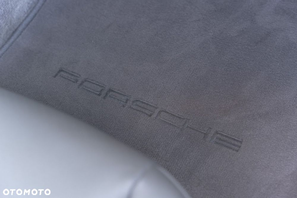 Porsche 911 Carrera - 24