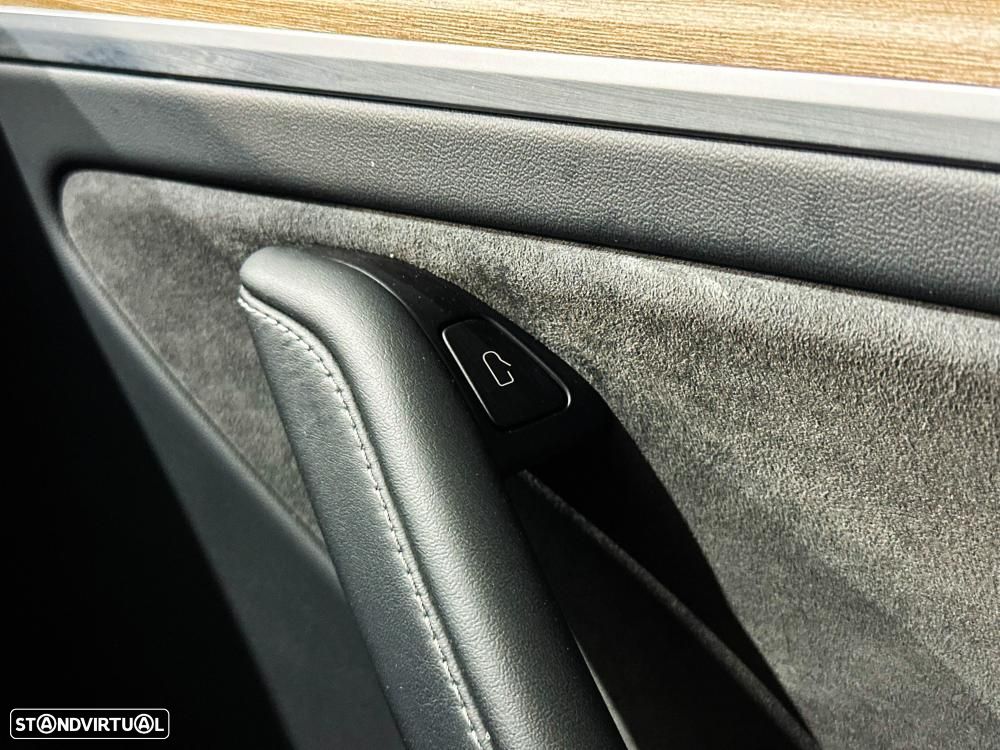Tesla Model Y Long Range Dual Motor AWD - 34