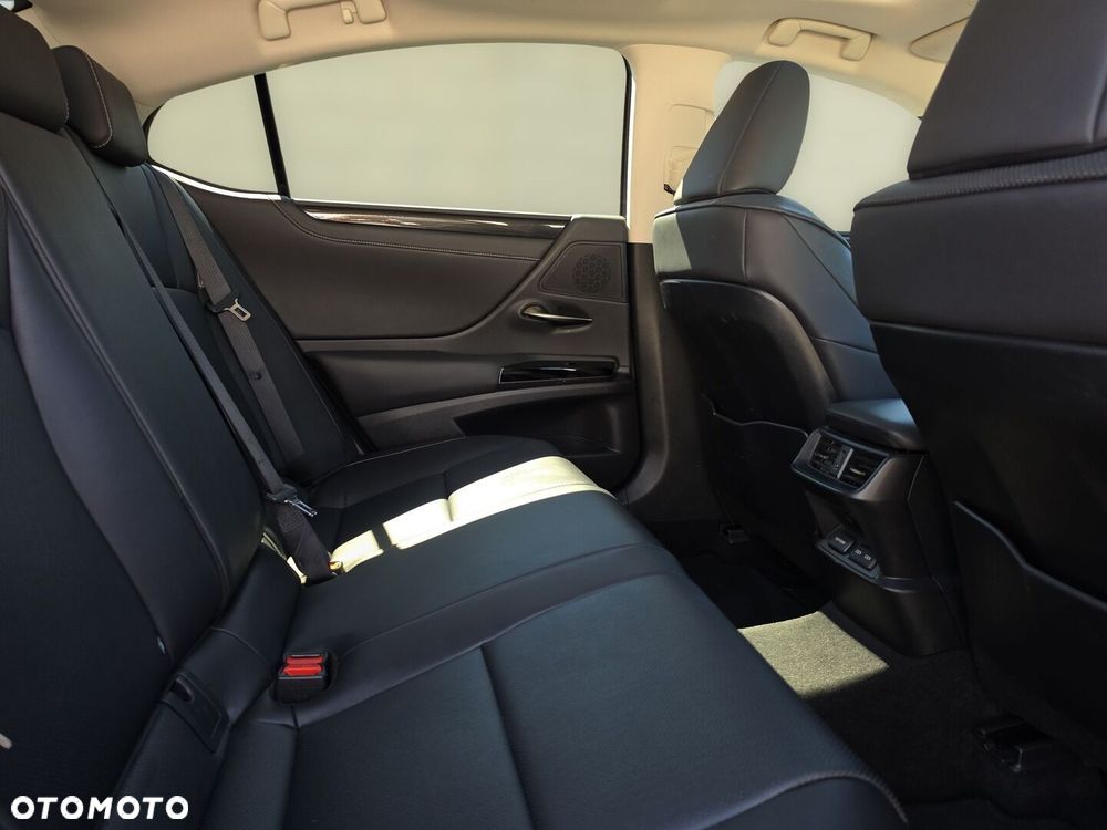 Lexus ES 300h Business Edition - 26