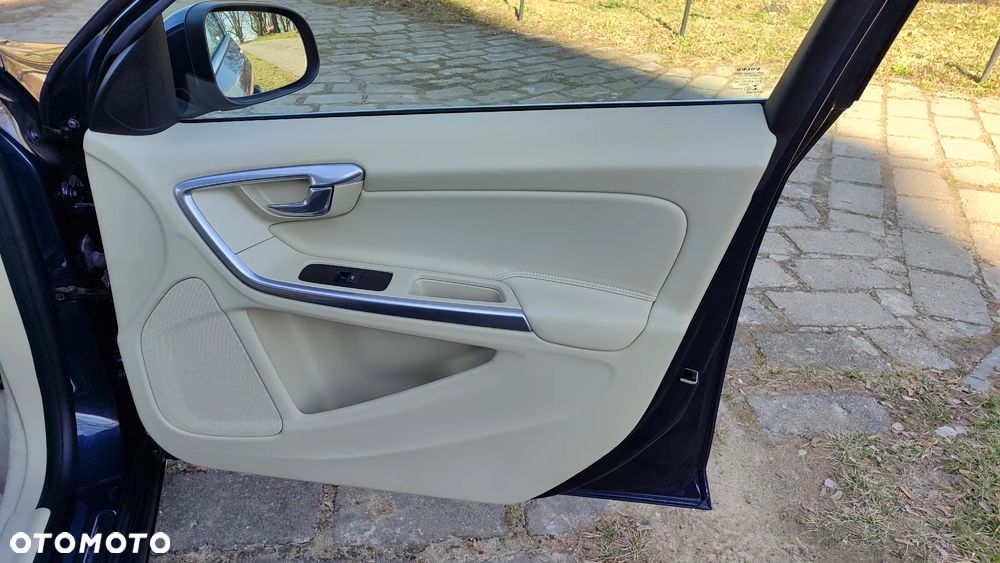 Volvo S60 D4 Drive-E Momentum - 32