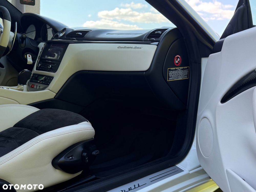 Maserati GranTurismo S Automat - 32
