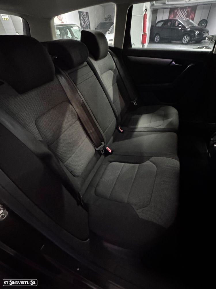 VW Passat Variant 1.6 TDI BlueMotion Highline - 21