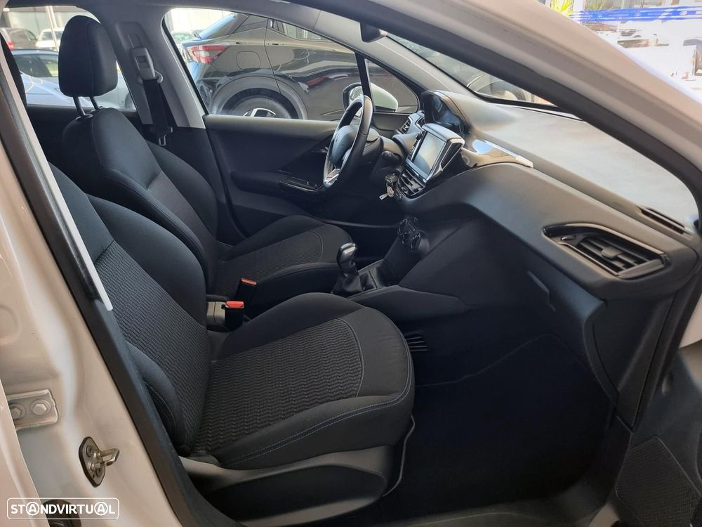 Peugeot 208 1.2 PureTech Signature - 37