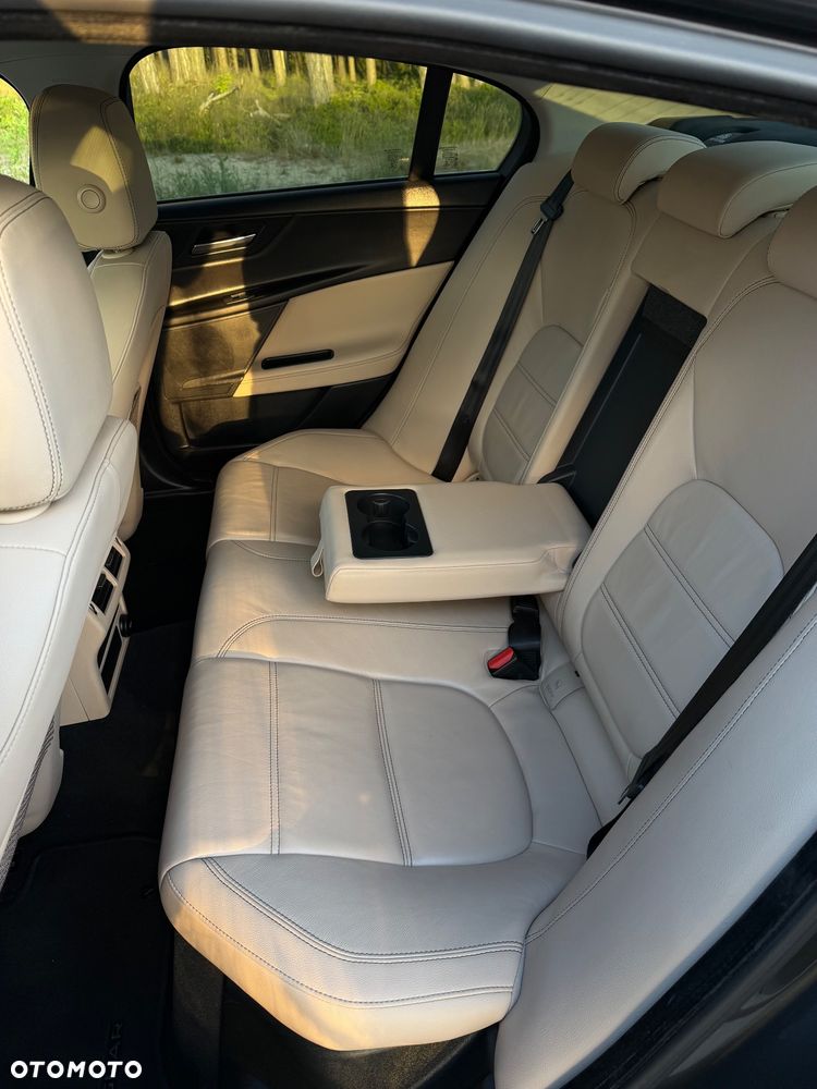 Jaguar XE 2.0 D Portfolio - 17