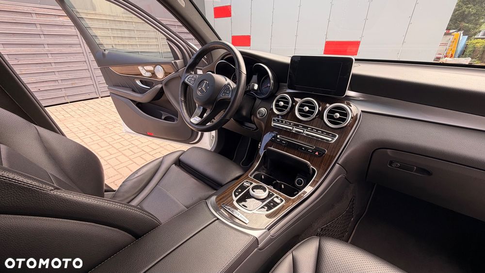 Mercedes-Benz GLC 300 4Matic 9G-TRONIC AMG Line - 21