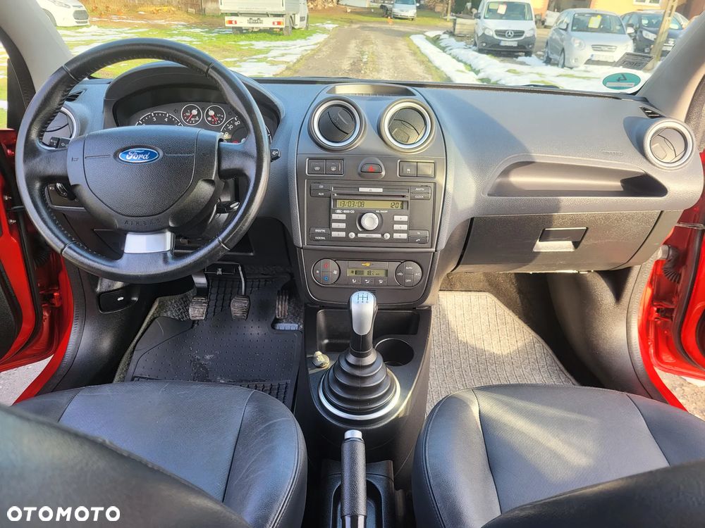 Ford Fiesta 1.6 Ghia - 24