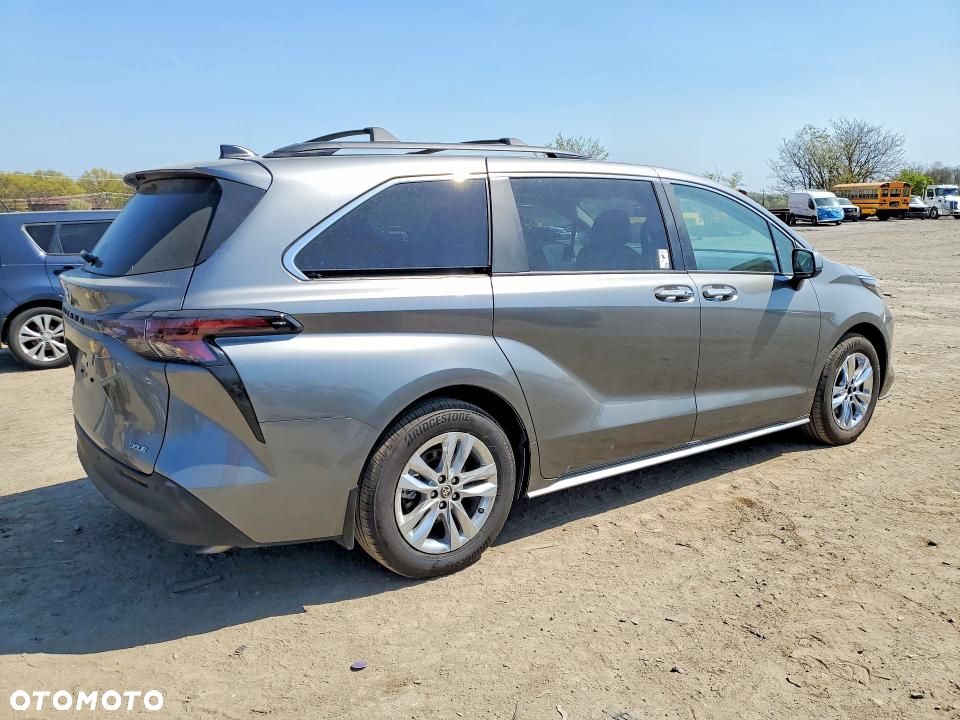 Toyota Sienna - 3