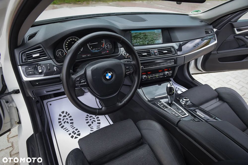 BMW Seria 5 525d xDrive Sport-Aut - 23