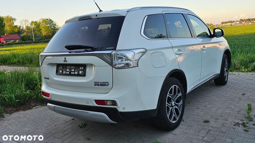 Mitsubishi Outlander Instyle NAVI + - 17