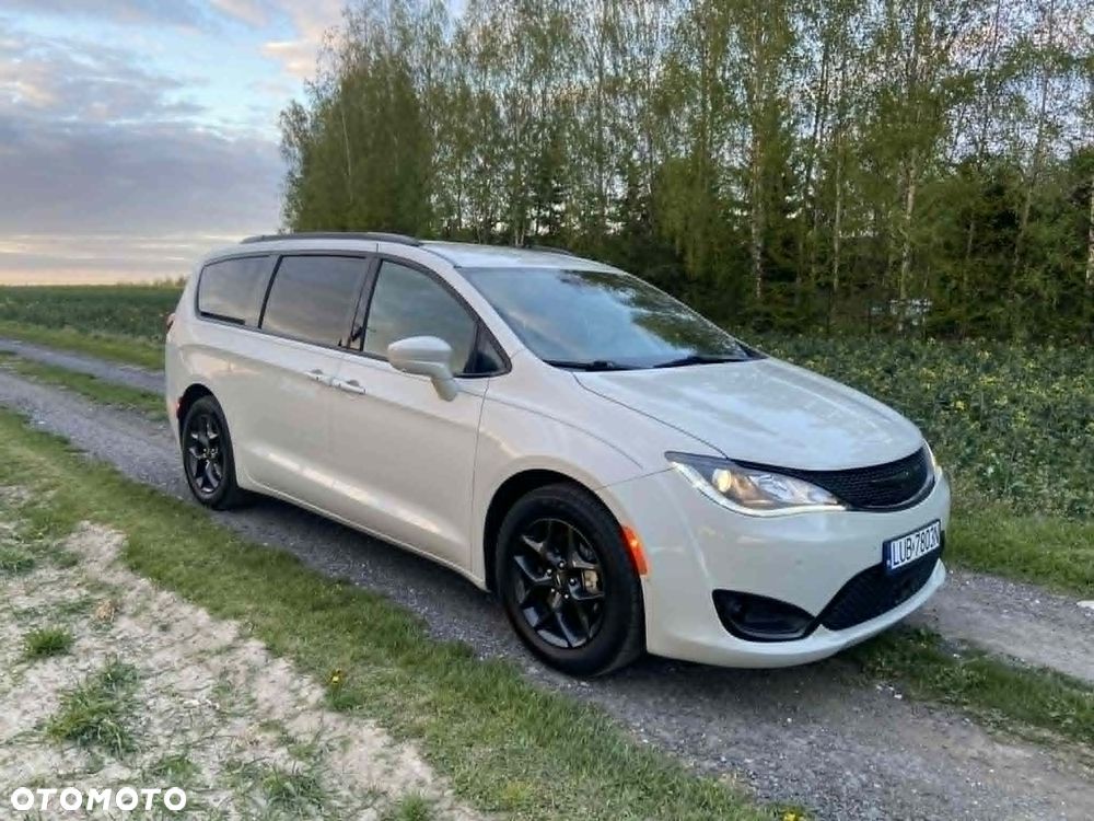 Chrysler Pacifica - 1