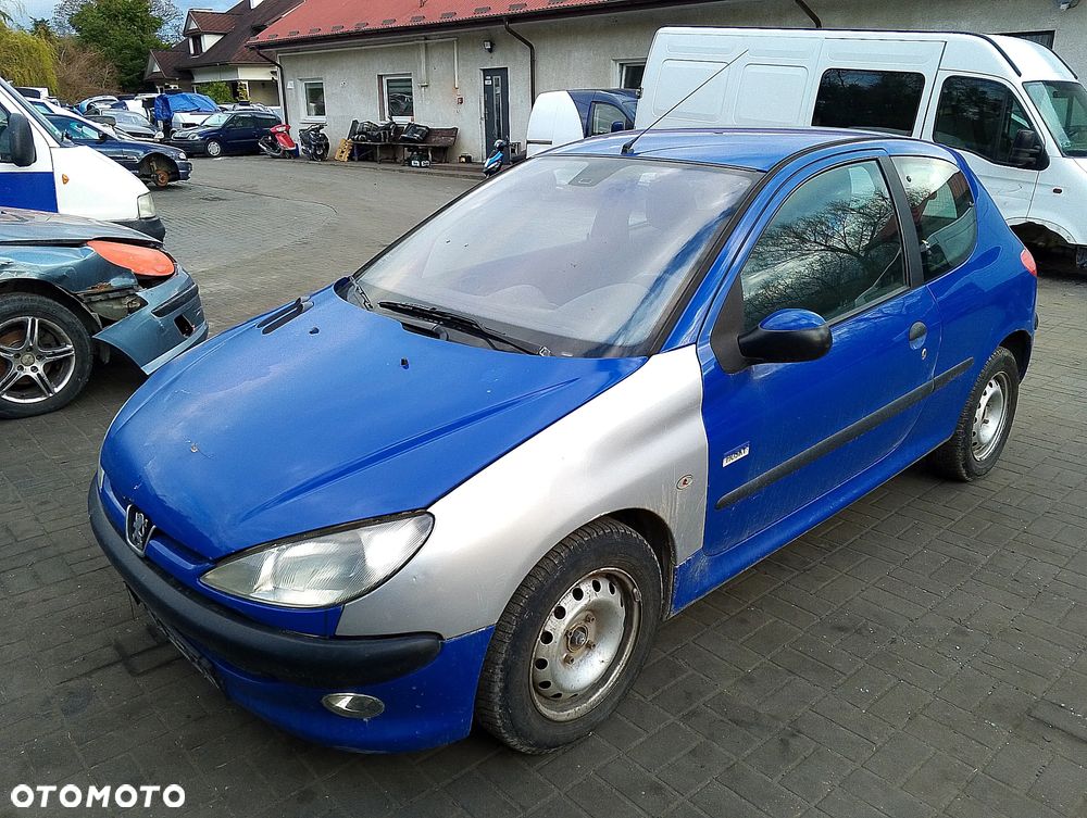 Peugeot 206 I Przed Lift (98-03r.) 1.1B 59KM. Silnik HFX (TU1JP),  HFZ (TU1JP),  10FP6R4102832 Skrzynia 20CP08,  20CP80,  20CF08,  20CFK8,  20CF08,  CP14X60,  CT19X17,  2222S6,  2223HX lakier EGJB.Cały na części. GWARANCJA !!! Przód Tył Zestaw Komplet Drzwi Klapa Zderzak Błotnik Maska Grill Atrapa Szyba Pas Lampa Lusterko Boczki Fotel Kanapa Kokpit Deska Rozdzielcza Przełącznik Włącznik Sterownik Przewody Wiązka Instalacja Moduł Komputer Czujnik Listwa Pompa Alternator Wtryski Głowica Rozrusznik Kompresor Sprzęgło Dwumas Silnik Skrzynia ABS Klimatyzacji Paliwa Wspomagania Kolektor Turbina Przepustnica Zawór Chłodnica Koło Hak Belka Sanki Zawieszenie Mcpherson Półoś Amortyzator Wydech Tłumik Zacisk Most - 1